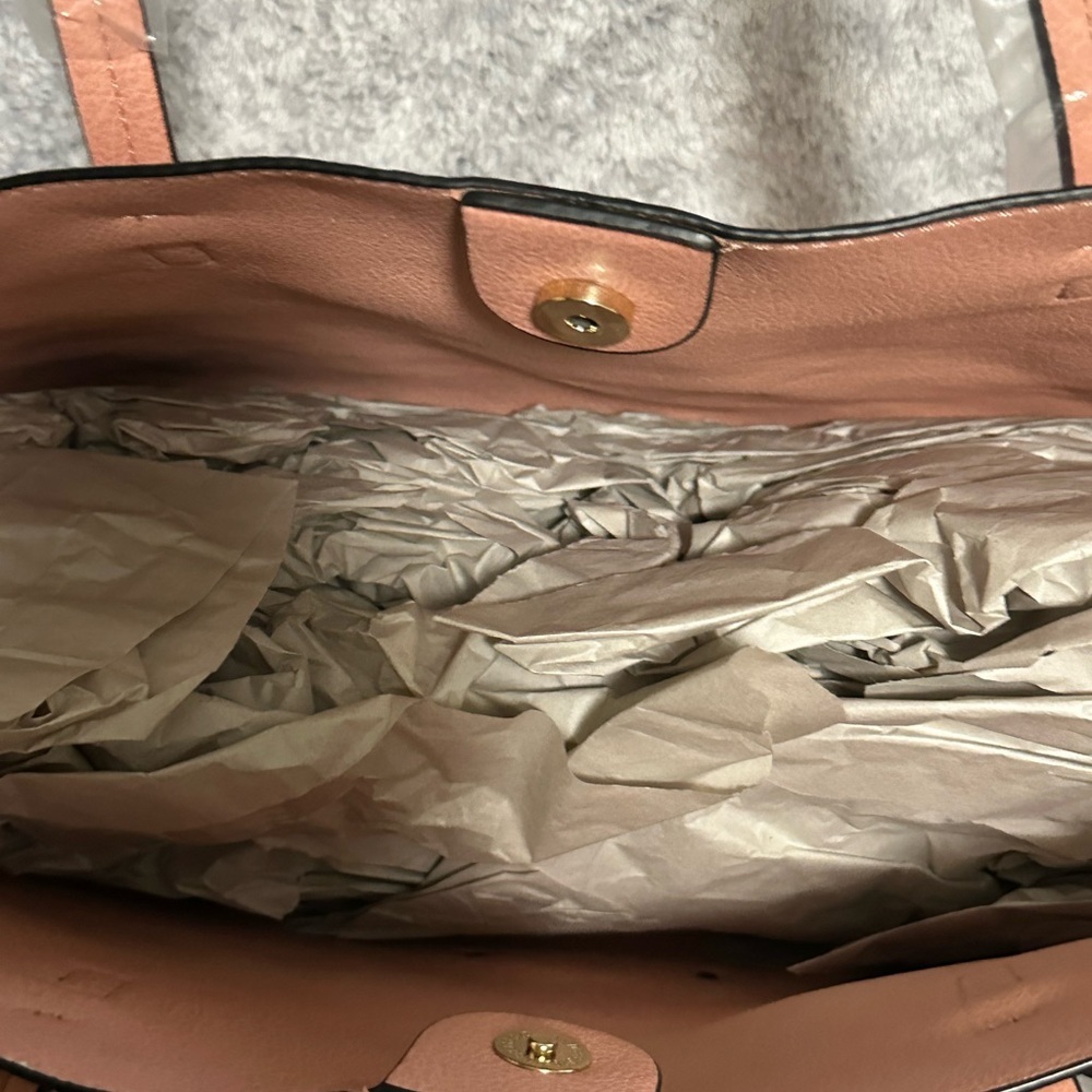 De Vesi Pink Crocodile-Embossed Tote De L'amour Bag With Matching Wristlet NWT - Picture 4 of 7